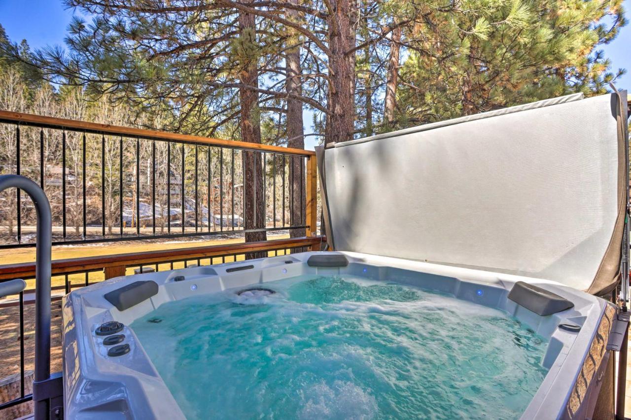 Vila Expansive Cabin With Hot Tub And Walk To Ski Lift! Velké Medvědí jezero Exteriér fotografie